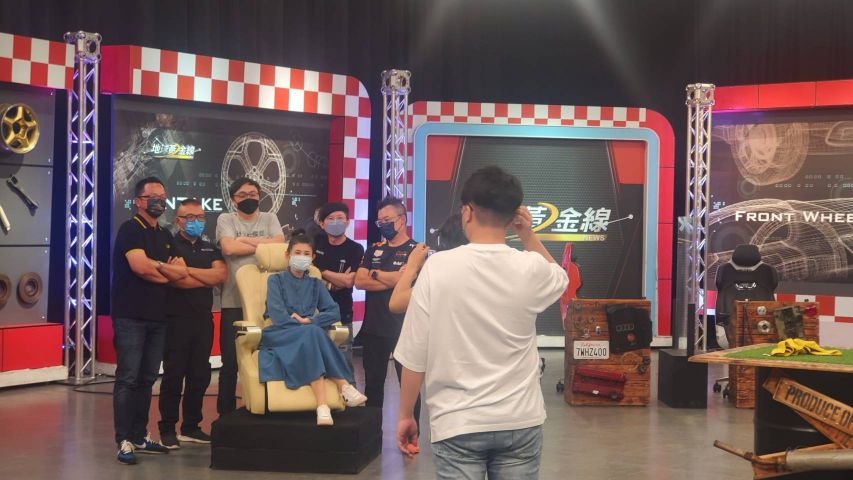 友聯「液晶觸控豪華椅」受邀到TVBS參與汽車專業節目「地球黃金線」錄影