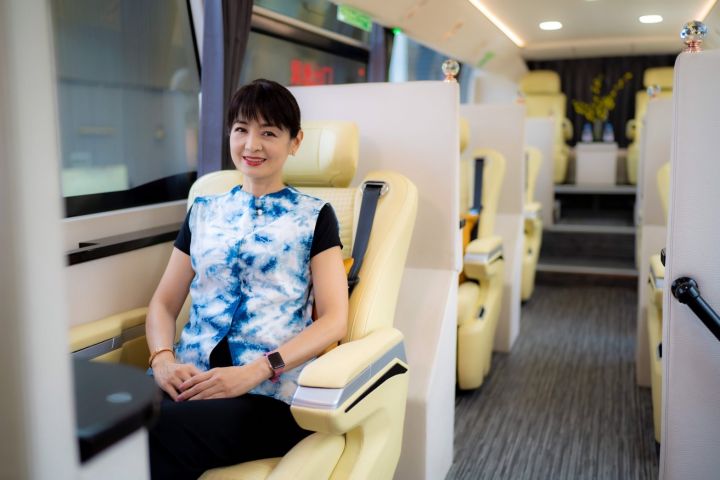 友聯 SeatUNI 液晶觸控電動豪華椅 成就全球唯一總統套房遊覽車